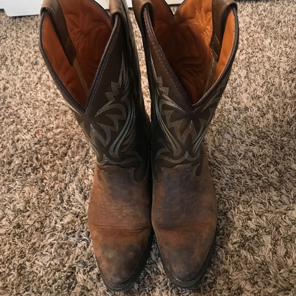 Only worn for serving job.